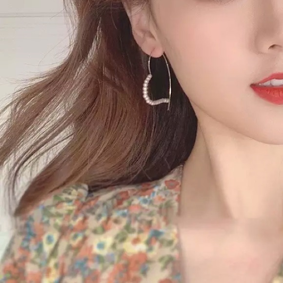 “Queen of Hearts” Pearl Hoop Dainty Retro Earrings - Picture 5 of 12